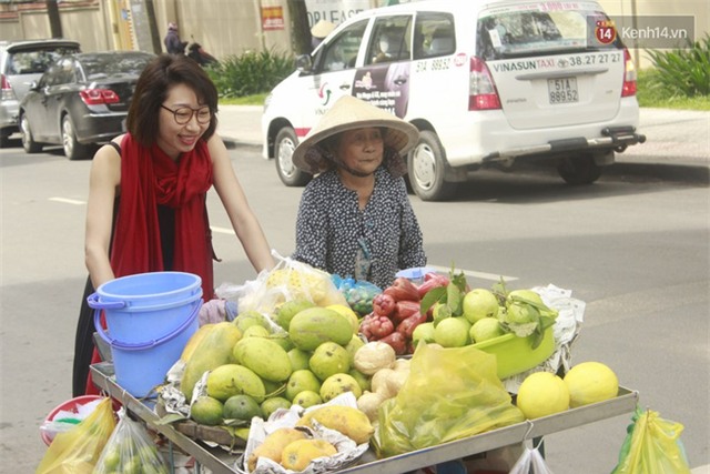 Gặp cô gái váy đen, khăn đỏ đẩy xe cho bà cụ bán rong ở Sài Gòn - Ảnh 8.