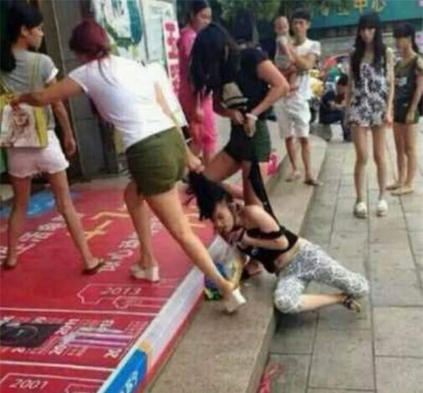 Cặp kè với chồng người, cô bồ bị đánh ghen lột đồ dã man trên phố - Ảnh 5.