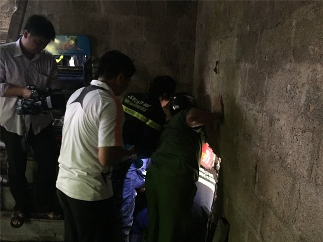 cảnh sát, cảnh sát phá tường, cứu tên trộm, trốn trong cống