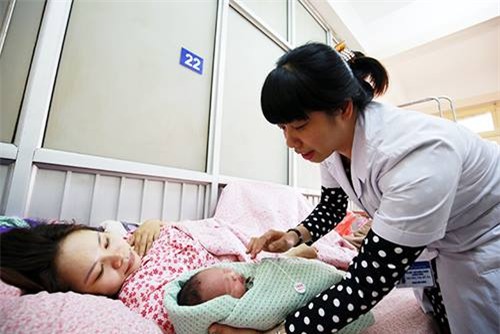 lien tiep phat hien trao nham con, ba bau hoang mang khi di de - 2