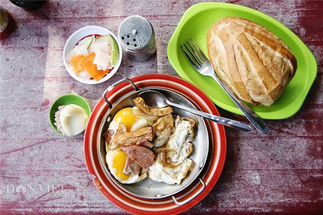 bánh mì, bánh mỳ, bậc nhất Sài Gòn, bánh mì Hòa Mã, khách hàng, vỉa hè, tiền tỷ, bà lão