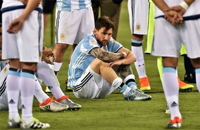Tong thong ‘van xin’ Messi dung giai nghe hinh anh 1