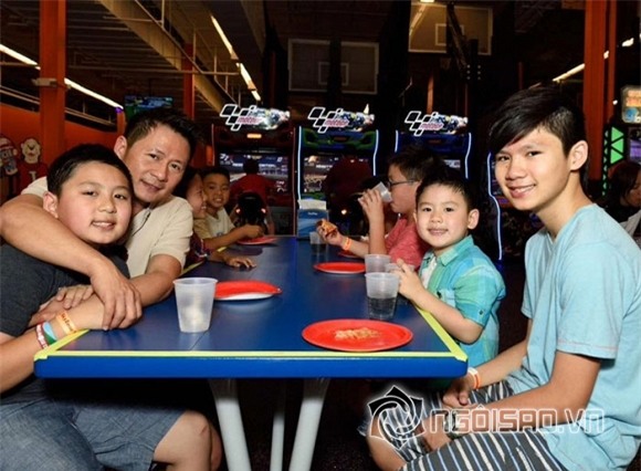 Vợ cũ và tình mới Bằng Kiều thân thiết trong tiệc sinh nhật con 14