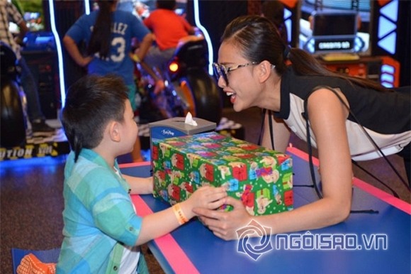 Vợ cũ và tình mới Bằng Kiều thân thiết trong tiệc sinh nhật con 10