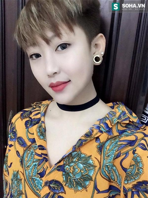 Nhìn khá ăn chơi nhưng thật ra Hoàng Linh có cuộc sống giản dị và tình cảm với gia đình.