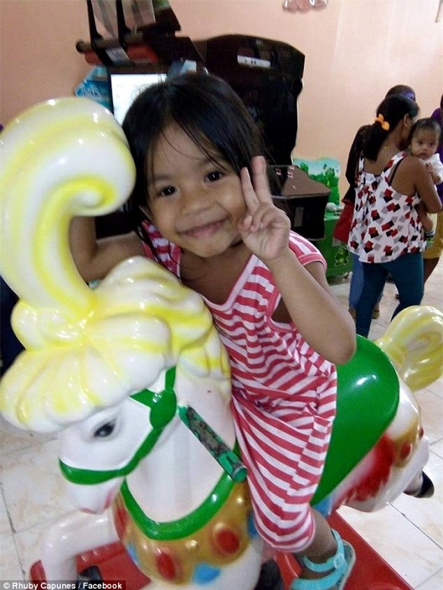 Mới 5 tuổi nhưng hành động của cô bé này với người cha mù khiến ai cũng cảm động - Ảnh 4.