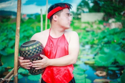 Sửng sốt chàng trai mặc yếm lộ lưng trần bên hoa sen - Ảnh 2.