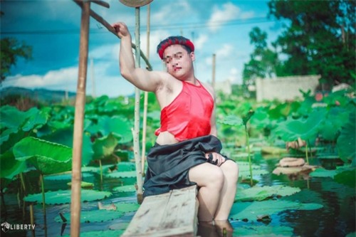 Sửng sốt chàng trai mặc yếm lộ lưng trần bên hoa sen - Ảnh 3.