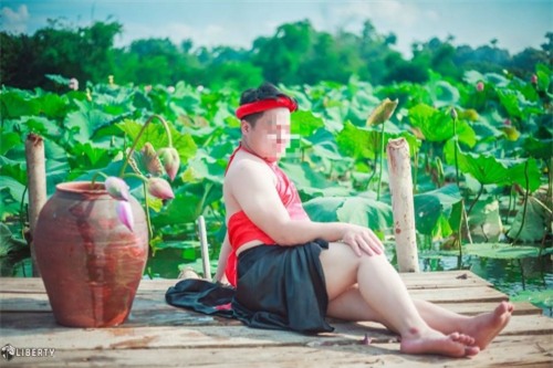 Sửng sốt chàng trai mặc yếm lộ lưng trần bên hoa sen - Ảnh 7.