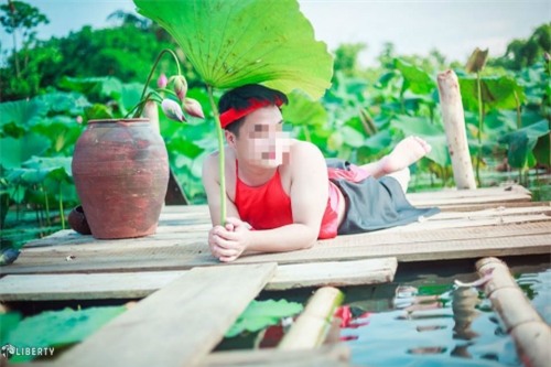 Sửng sốt chàng trai mặc yếm lộ lưng trần bên hoa sen - Ảnh 9.