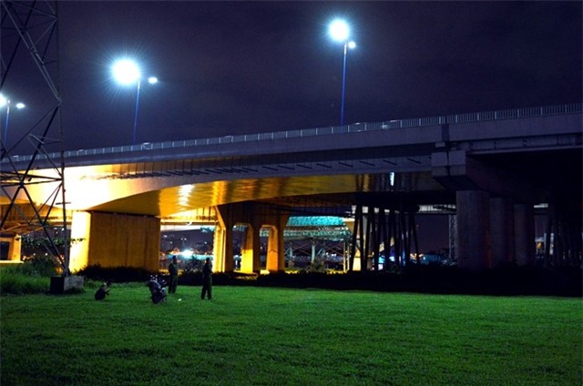 Nguoi dan ong mac quan ao da bong nhay cau Sai Gon tu tu hinh anh 1