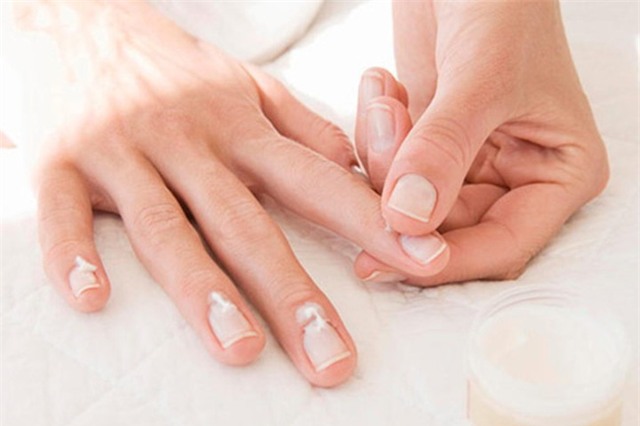 Phụ nữ nghiện sơn móng tay nhanh béo phì, dễ ung thư - Ảnh 3.