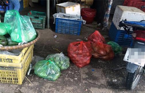 hoa quả thối, kỹ nghệ gọt hoa quả thối, chợ đầu mối long biên, dân buôn hoa quả, sinh tố bơ, hoa quả thối thành sinh tố thơm ngon