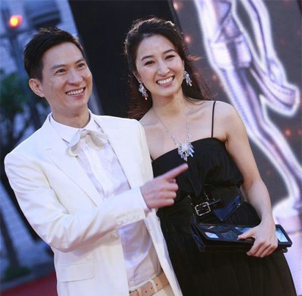 "hoa dan hang dau tvb" quan vinh ha va moi tinh chi em gan 3 thap ky - 9