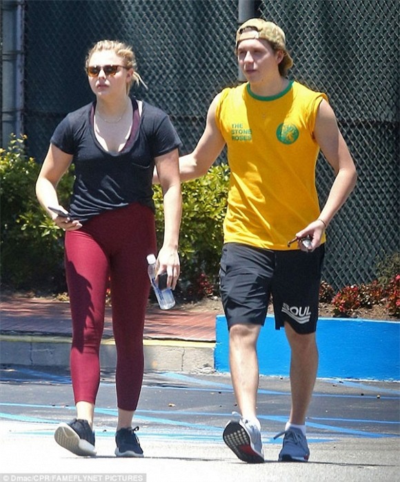 Bạn gái Brooklyn Beckham lại mặc quần quá bó sát lộ vùng nhạy cảm 9