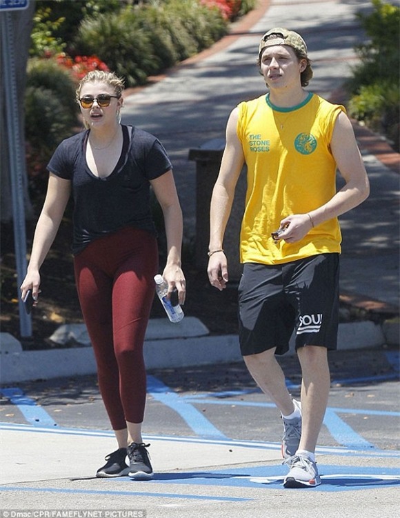 Bạn gái Brooklyn Beckham lại mặc quần quá bó sát lộ vùng nhạy cảm 8