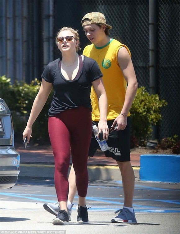 Bạn gái Brooklyn Beckham lại mặc quần quá bó sát lộ vùng nhạy cảm 4