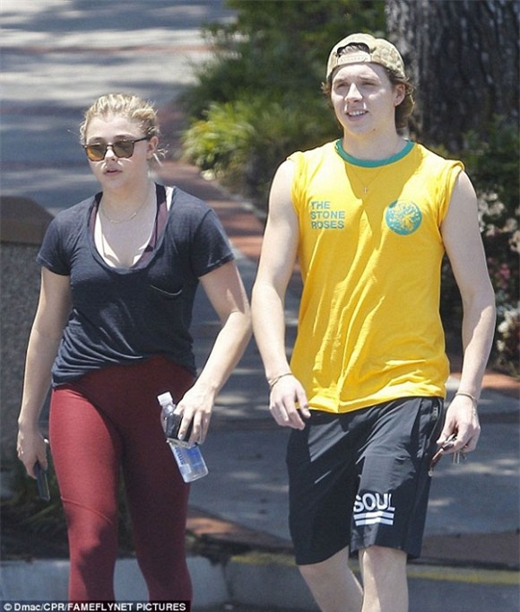 Bạn gái Brooklyn Beckham lại mặc quần quá bó sát lộ vùng nhạy cảm 1