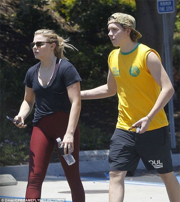 Bạn gái Brooklyn Beckham lại mặc quần quá bó sát lộ vùng nhạy cảm 2