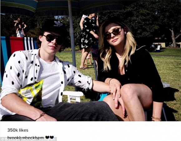 Bạn gái Brooklyn Beckham lại mặc quần quá bó sát lộ vùng nhạy cảm 3