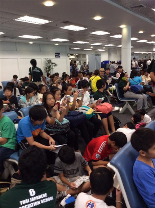 Ngưỡng mộ cả trăm học sinh Nhật Bản đọc sách khi chờ lên máy bay - 1