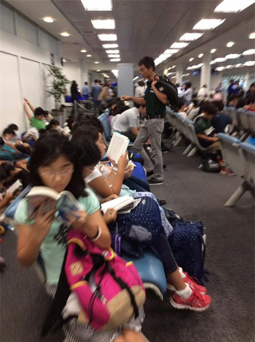 Ngưỡng mộ cả trăm học sinh Nhật Bản đọc sách khi chờ lên máy bay - 2