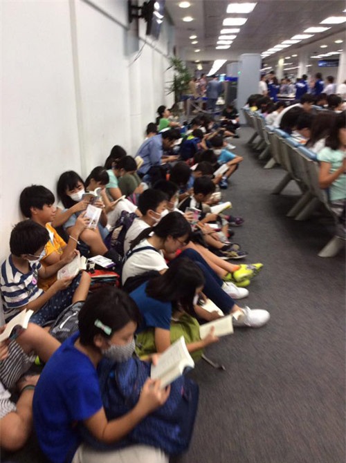 Ngưỡng mộ cả trăm học sinh Nhật Bản đọc sách khi chờ lên máy bay - 3