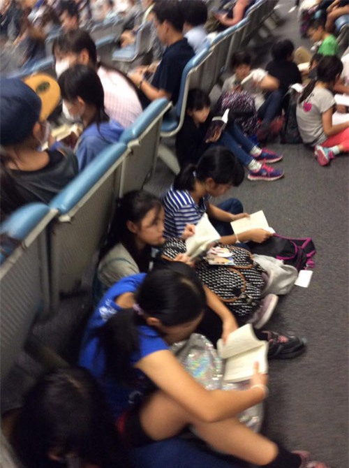 Ngưỡng mộ cả trăm học sinh Nhật Bản đọc sách khi chờ lên máy bay - 4
