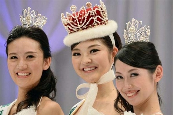 Rất nhiều người cảm thấy khó hiểu bởi nhan sắc thế nào mà cũng đạt danh hiệu Hoa hậu Quốc tế Nhật Bản.