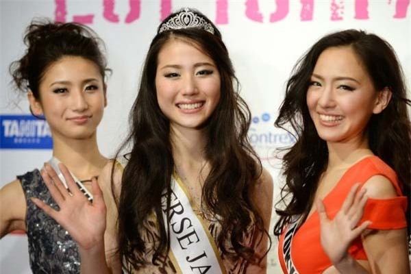 Hoa hậu Hoàn Vũ Nhật Bản 2014 Keiko Tsuji sở hữu gương mặt hơi lệch, mắt híp khiến công chúng khá thất vọng về nhan sắc.