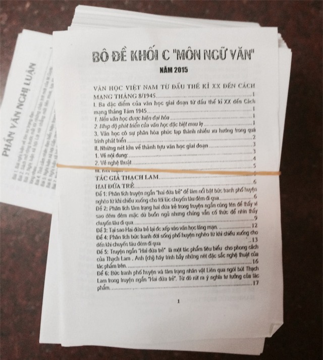 Bộ phao thi Ngữ Văn được giấu trong cốp xe tại cửa hàng photocoppy ở Cầu Giấy (Hà Nội).