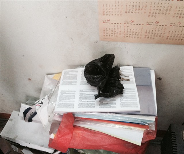 Bên cạnh đó, hàng chồng cao “phao thi vừa “ra lò” chưa được cắt xén. Sau khi cắt, phao sẽ được cho vào túi nilon màu đen.