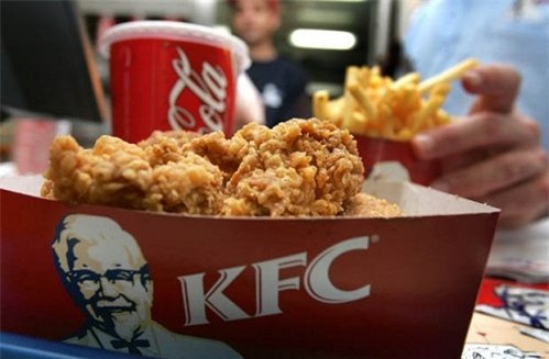 Khách hàng, 'vật lạ', gà KFC, gà rán, thức ăn nhanh, thực phẩm bẩn, thịt gà, nhà hàng,