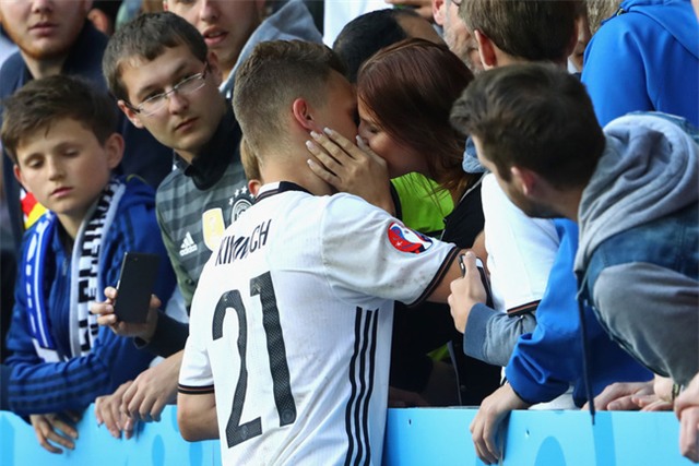 Những nụ hôn ngọt ngào ở Euro 2016 - Ảnh 10.