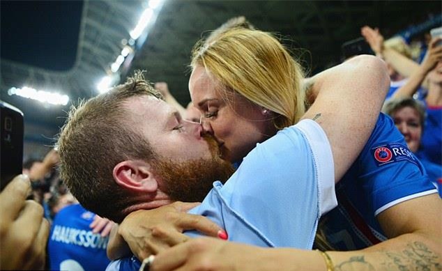 Những nụ hôn ngọt ngào ở Euro 2016 - Ảnh 11.