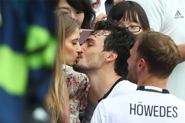 Những nụ hôn ngọt ngào ở Euro 2016 - Ảnh 5.