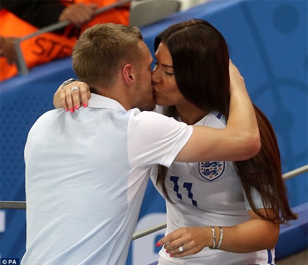 Những nụ hôn ngọt ngào ở Euro 2016 - Ảnh 6.