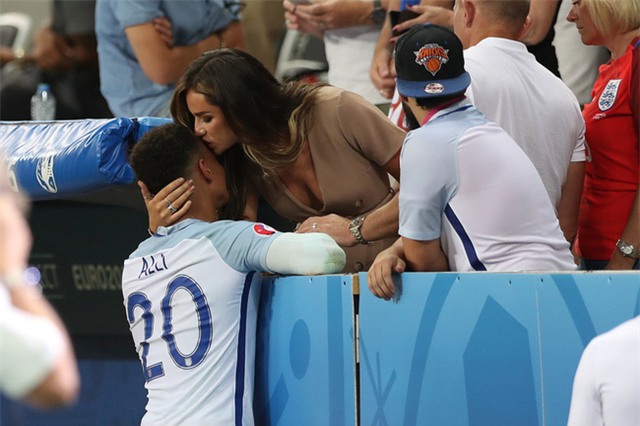 Những nụ hôn ngọt ngào ở Euro 2016 - Ảnh 7.