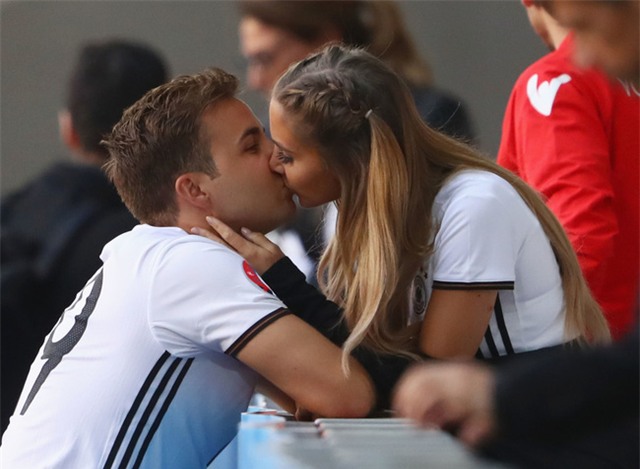 Những nụ hôn ngọt ngào ở Euro 2016 - Ảnh 8.