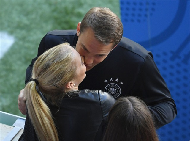 Những nụ hôn ngọt ngào ở Euro 2016 - Ảnh 9.