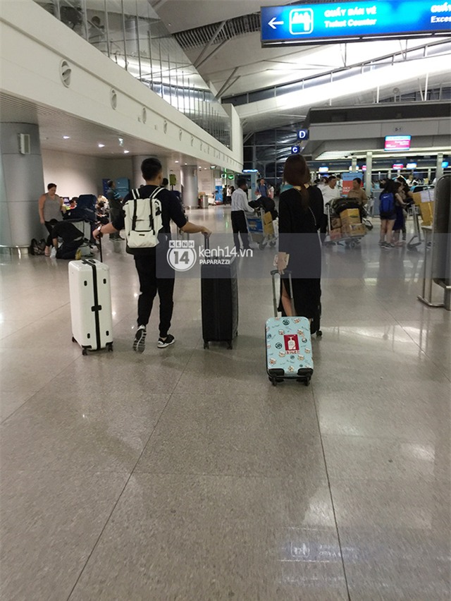 Trấn Thành - Hari Won diện giày đôi, ôm nhau tình tứ ở sân bay - Ảnh 1.