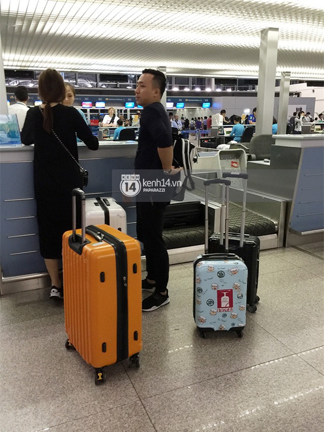 Trấn Thành - Hari Won diện giày đôi, ôm nhau tình tứ ở sân bay - Ảnh 2.