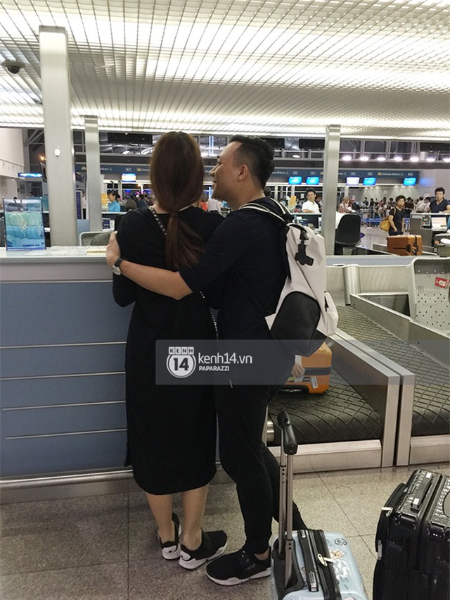 Trấn Thành - Hari Won diện giày đôi, ôm nhau tình tứ ở sân bay - Ảnh 4.