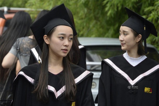 Trai đẹp gái xinh tề tựu trong lễ tốt nghiệp ở ngôi trường sản sinh ra các thần tiên tỷ tỷ - Ảnh 1.