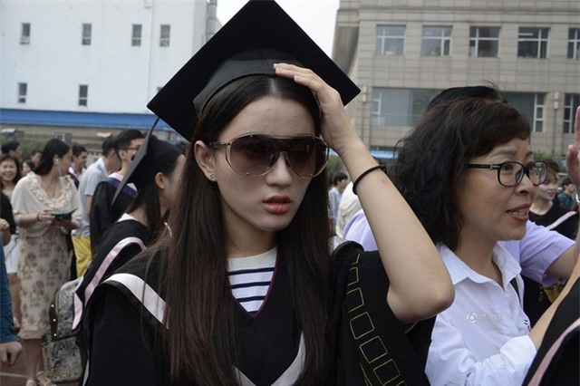 Trai đẹp gái xinh tề tựu trong lễ tốt nghiệp ở ngôi trường sản sinh ra các thần tiên tỷ tỷ - Ảnh 2.