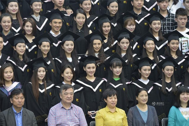 Trai đẹp gái xinh tề tựu trong lễ tốt nghiệp ở ngôi trường sản sinh ra các thần tiên tỷ tỷ - Ảnh 8.