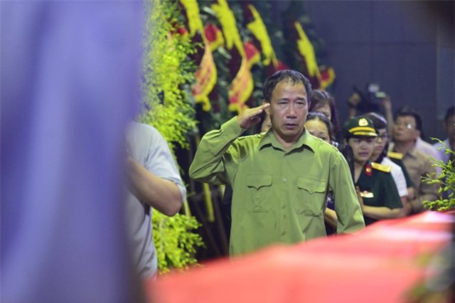 Khan tang nhuom trang nha tang le Bo Quoc phong hinh anh 10