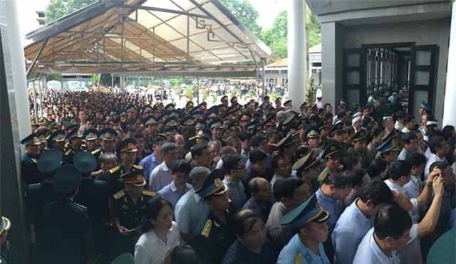 Khan tang nhuom trang nha tang le Bo Quoc phong hinh anh 12