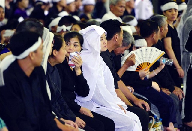 Khan tang nhuom trang nha tang le Bo Quoc phong hinh anh 2