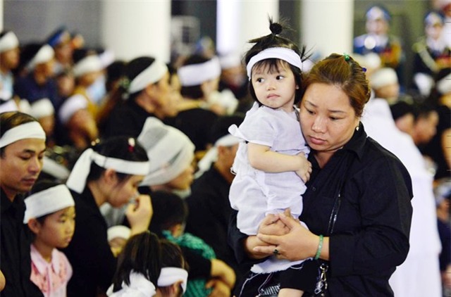 Khan tang nhuom trang nha tang le Bo Quoc phong hinh anh 4